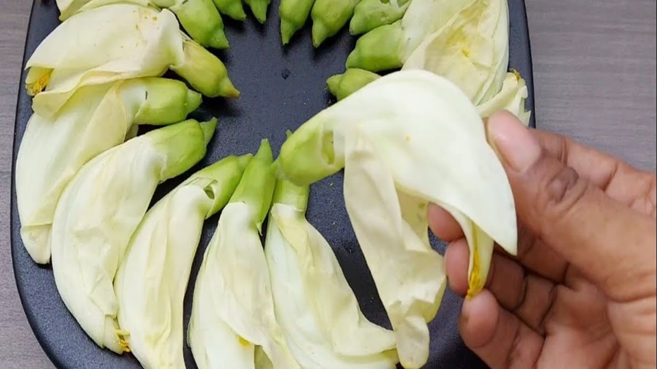 শীত মানেই চারিদিকে সবজির সম্ভার। ফুলে, ফলে চারিদিক রঙিন হয়ে থাকে। শীতের বাজারের আরও একটি জিনিস খুবই আকর্ষণীয়। তা হল সজনে ফুল আর বক ফুল।