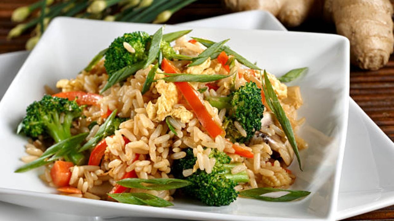 ওজন কমাতে চাইলে সাদা ভাত ছেড়ে ব্রাউন রাইস খান। পুষ্টিতে ভরপুর এই খাবার ওজনকে নিয়ন্ত্রনে রাখে। ব্রাউন রাইস খেলে চট করে খিদে পায় না। এতে ক্যালোরি গ্রহণের মাত্রাও কম। এভাবেই ওজন কমায় এই ভাত।