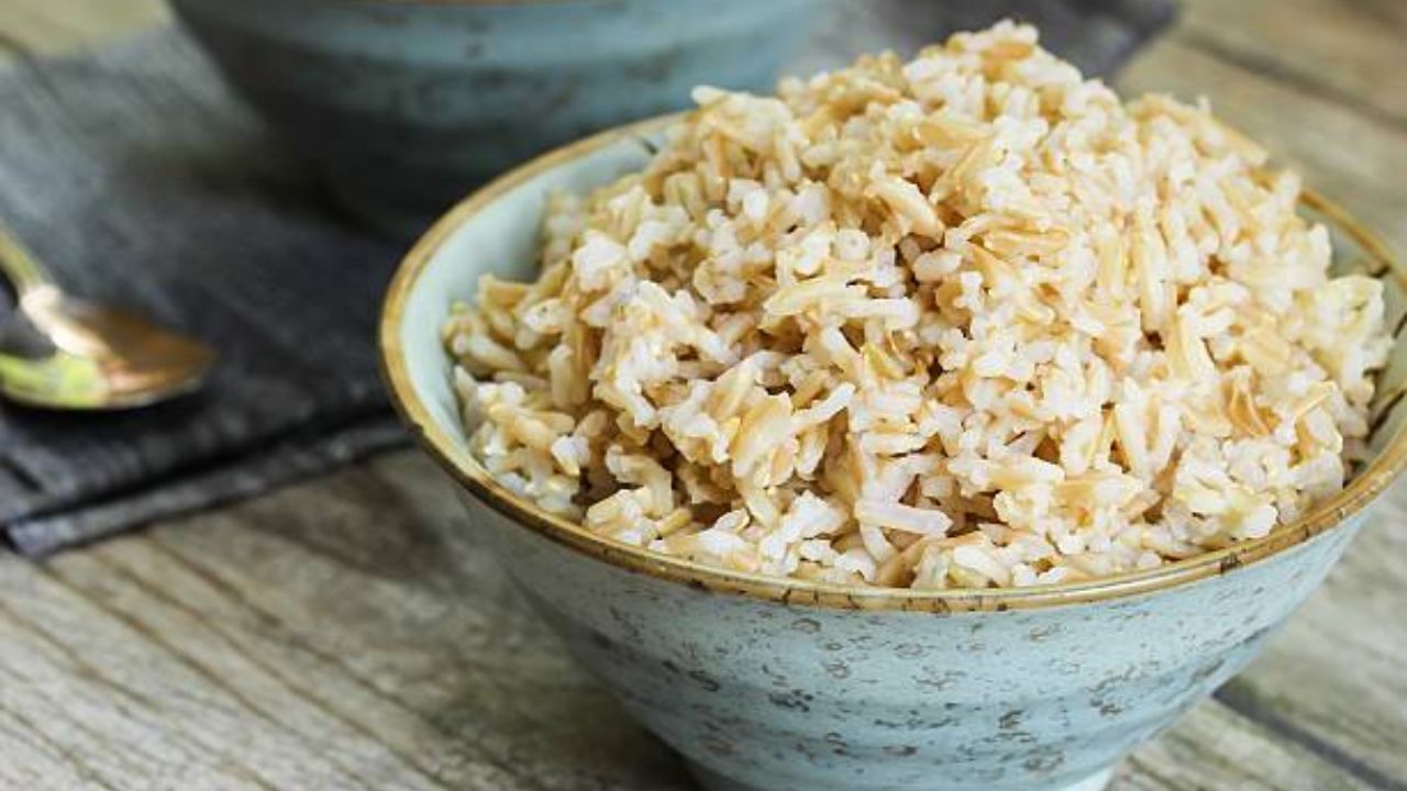 দানাশস্য, তার উপর গ্লাইসেমিক সূচক কম। ব্রাউন রাইস খেলে রক্তে শর্করার মাত্রা বাড়ে না। ব্রাউন রাইসে থাকা কার্বোহাইড্রেট ও ফাইবার রক্তে শর্করার মাত্রা নিয়ন্ত্রণে রাখে। এতে টাইপ-২ ডায়াবেটিস এবং অন্যান্য দীর্ঘস্থায়ী রোগের ঝুঁকি কমায়। 