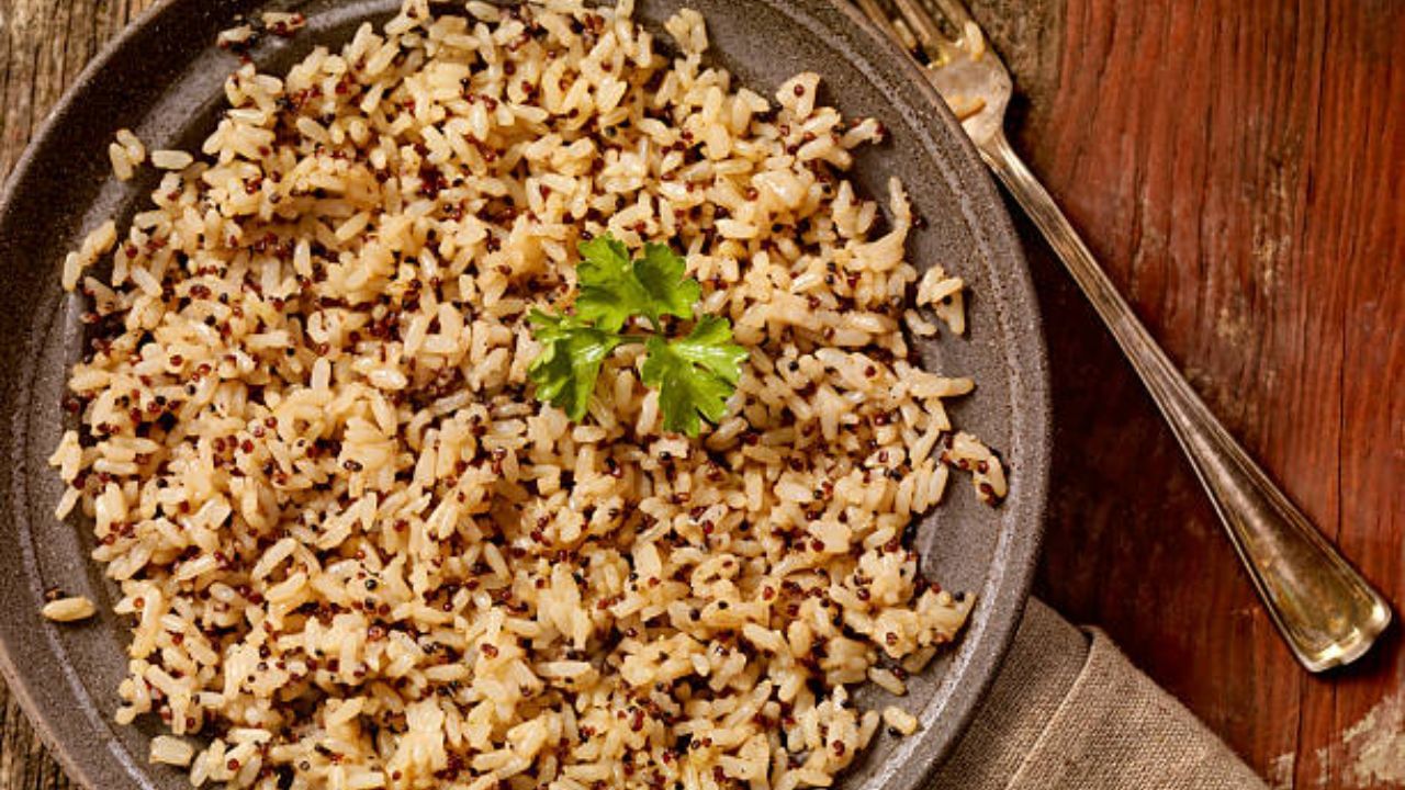 ব্রাউন রাইসের প্রায় সব ধরনের পুষ্টি পাওয়া যায়। ম্যাগনেসিয়াম, ফসফরাস, সেলেনিয়াম থেকে শুরু করে ভিটামিন বি, ফাইবার সবই রয়েছে ব্রাউন রাইসের মধ্যে। এটি সামগ্রিক স্বাস্থ্য উন্নত করতে সাহায্য করে।