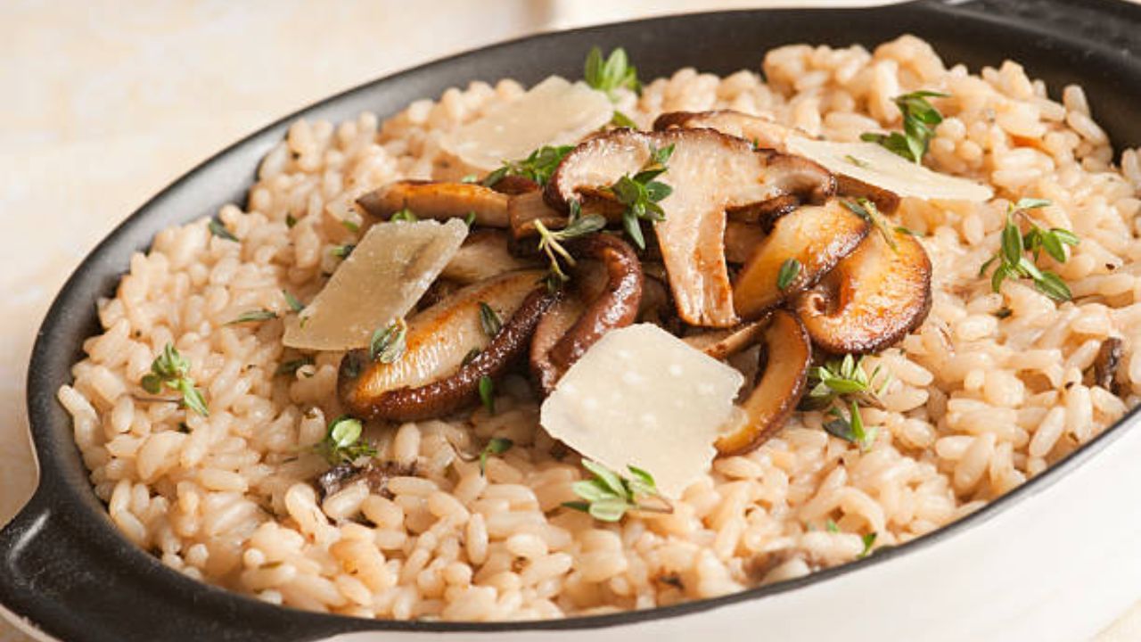 ব্রাউন রাইসের মধ্যে ভিটামিন, মিনারেল ও অ্যান্টিঅক্সিডেন্ট রয়েছে, যা সামগ্রিক স্বাস্থ্য উন্নত করতে সাহায্য করে। যদি সাদা ভাত ছেড়ে রোজ ব্রাউন রাইস খেলে কী-কী উপকার পাবেন, দেখে নিন।