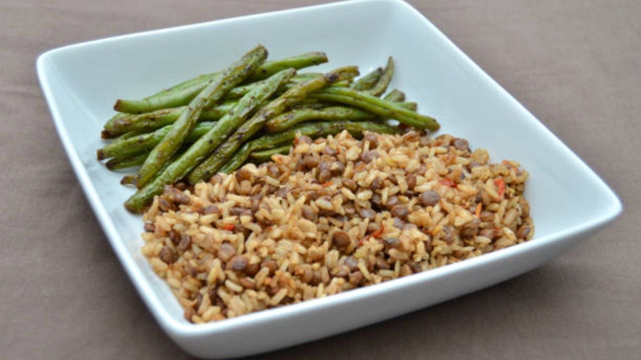 বাঙালির হেঁশেলে সাদা ভাতই বেশি রান্না হয়। যাঁরা একটু বেশি স্বাস্থ্য সচেতন কিংবা ওজন কমাতে চান, তাঁরা সাদা ভাত ছেড়ে ব্রাউন রাইস খান। দানাশস্য হিসেবে ব্রাউন রাইস সবচেয়ে বেশি উপকারী।