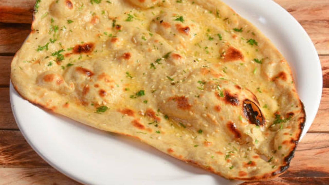 প্রথমে একটি বড় বাটিতে সমস্ত উপকরণ ভাল করে মিশিয়ে নিন। এবার এর মধ্যে ময়দা দিয়ে ভাল করে মাখুন, যাতে ময়দার তালটা যেন নরম হয়