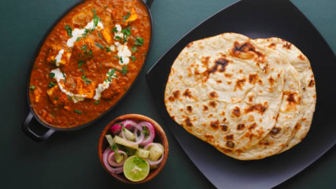 এবার চামচে বাটার নিয়ে প্রতিটি রুটির দু-পিঠে ভাল করে লাগিয়ে নিলেই রেডি বাটার নান। এবার উপর থেকে ধনেপাতা ছড়িয়ে কেচাপ বা চিকেন কারির সঙ্গে পরিবেশন করুন বাটার নান। জমে যাবে ডিনার