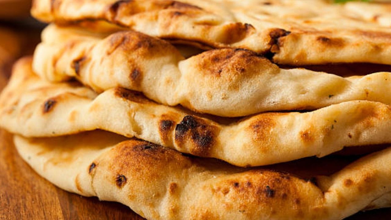 আটা এবং ময়দা - দু-রকম উপকরণ দিয়েই বাটার নান বানানো যায়। তবে আটার তুলনায় ময়দার বাটার নান বেশি নরম হয়। কীভাবে বাড়িতে তুলতুলে বাটার নান তৈরি করবেন জেনে নিন