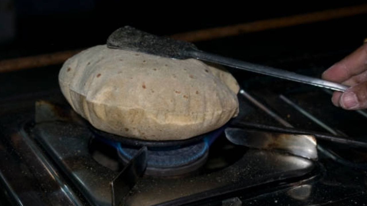 এবার হালকা আঁচে তাওয়ায় একটা করে রুটি সেঁকে নিন। অনন্ত এক-দেড় মিনিট ধরে খুন্তি দিয়ে চেপে ঘুরিয়ে রুটিগুলো সেঁকতে হবে, না হলে কাঁচা থেকে যাবে। রুটির দু-পিঠ বেশ লাল হয়ে এলে তাওয়া থেকে নামিয়ে নিন