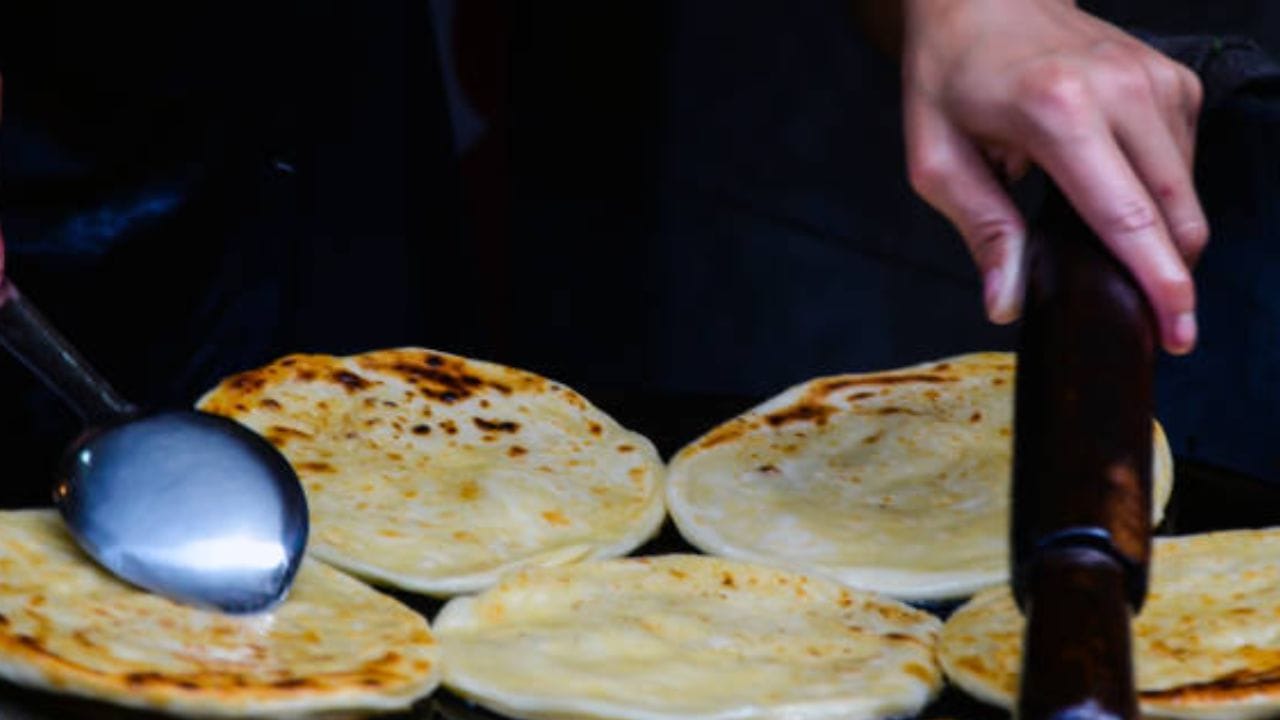 এবার ময়দার তালটা চাপা দিয়ে অন্তত ৩০ মিনিট রেখে দিন। ৩০ মিনিট পর সেই মাখা ময়দা থেকে একটু বড় মাপের রুটির মতো লেচি কেটে নিন