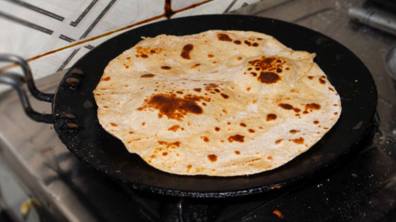 এবার লেচিগুলো রুটির আকারে বেশ মোটা করে বেলে নিন। ইস্ট থাকায় এটা ফোলা লাগবে। আর বাটার নান মোটা হয়