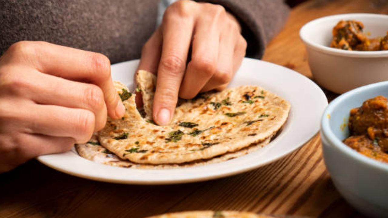 বাটার নান খেতে কে না ভালবাসে! তবে অনেকেই  নরম বাটার নান তৈরি করতে ঝামেলা ভেবে এটা বাড়িতে রান্না করতে এড়িয়ে যান। কিন্তু, খুব সহজেই বাড়িতে বানিয়ে ফেলতে পারেন