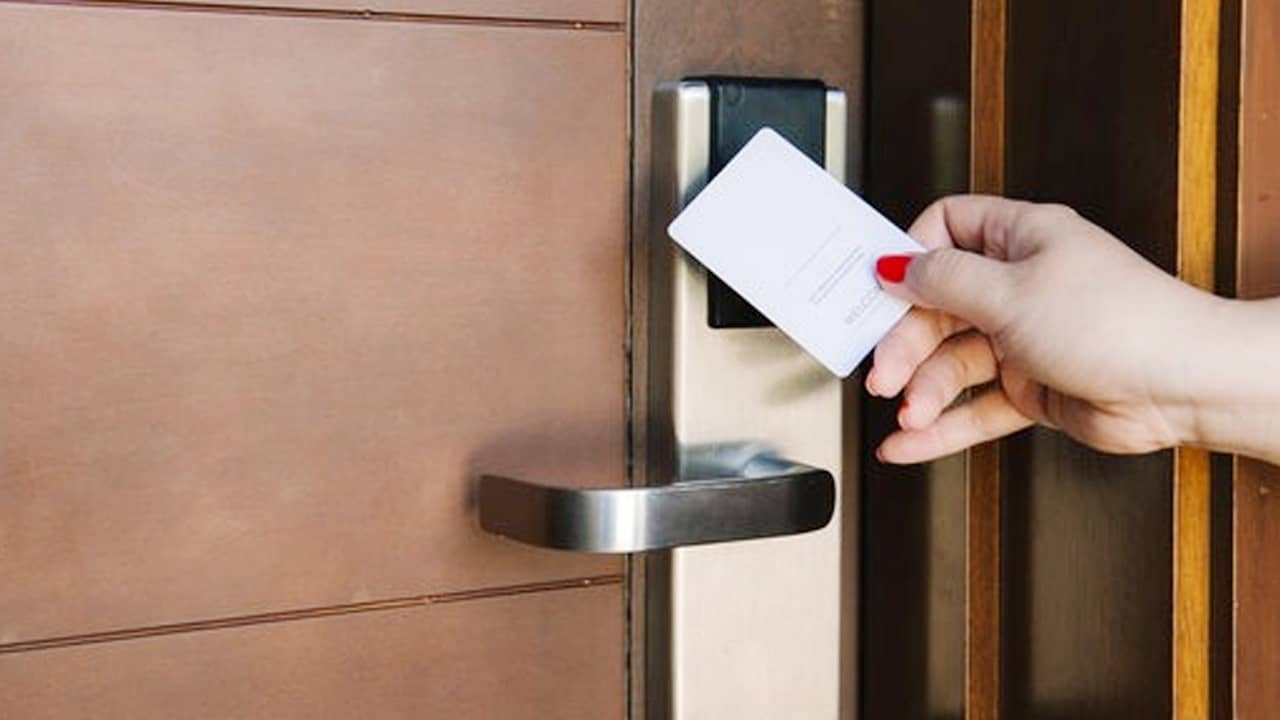 প্লাস্টিকের তৈরি ছোট্ট অ্যাক্সেস কার্ড হালকা ছোঁয়ায় খুলে দেয় লোহার দরজা, কীভাবে হয় একাজ?
