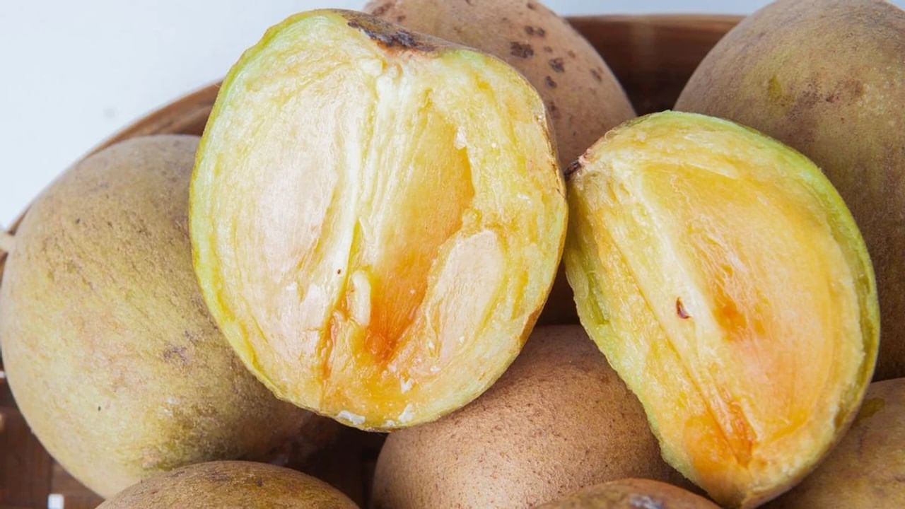 যাঁরা কোষ্ঠকাঠিন্যের সমস্যায় ভুগছেন, তাঁরা প্রতিদিন একটা করে এই ফল খান। তাই প্রতিদিন ব্রেকফাস্টের সঙ্গে একটা করে সবেদা খেতেই পারেন। তবেই উপকার পাবেন।