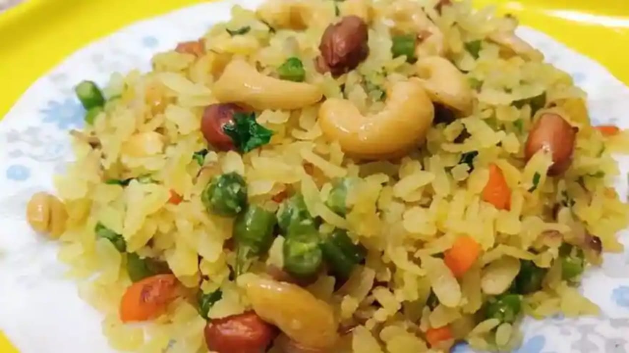 প্রয়োজনে উপর দিয়ে একটু ঘি ছড়িতে দিতে পারেন। এতে আরও সুন্দর খেতে লাগবে। তবে ডায়েট করলে ঘি-এর জায়গায় মাখন ব্যবহার করতে পারেন। 