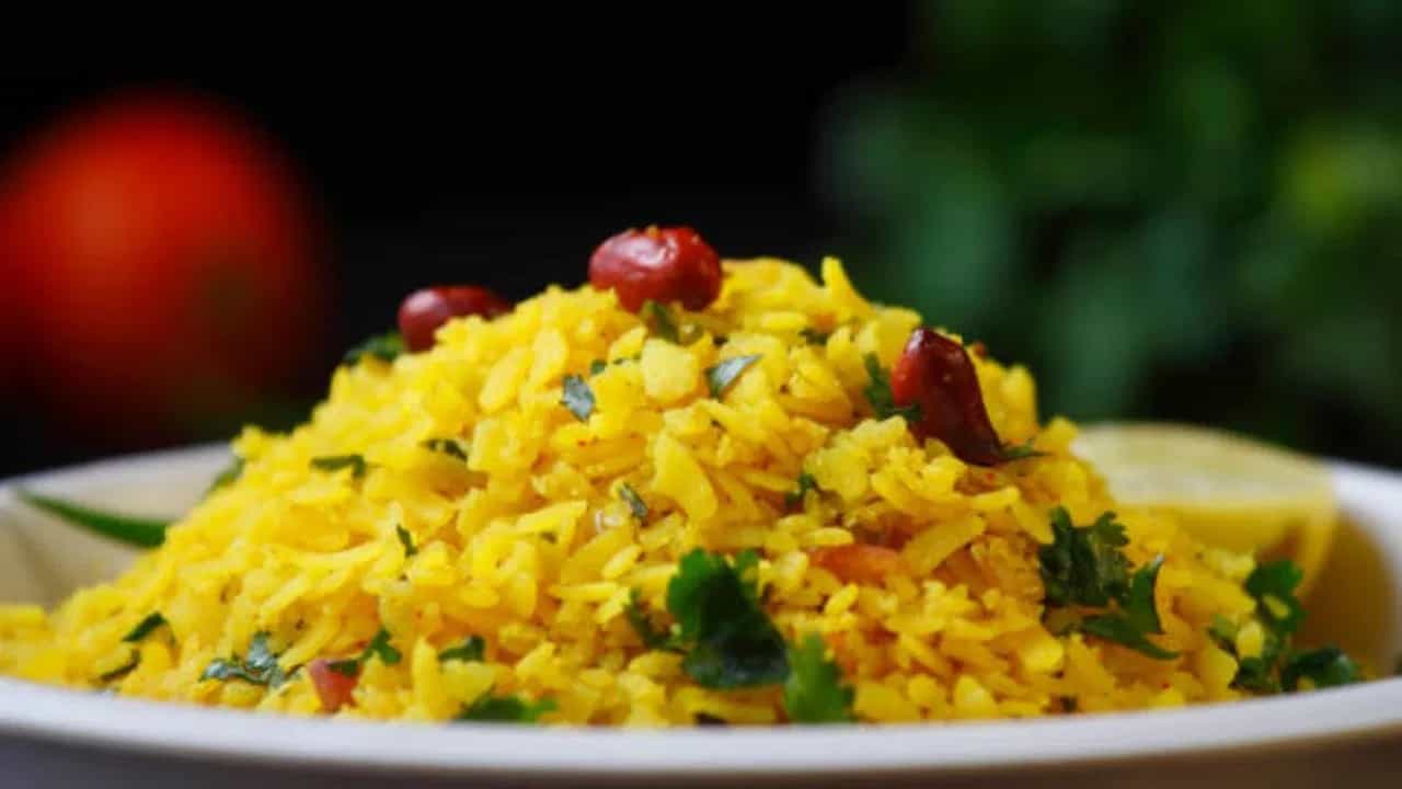 ব্রেকফাস্টে চটজলদি কী খাবেন, তা কিছুতেই বুঝতে পারেন না। রোজ রোজ ডিমের একই পদ বা গোলা রুটি খেতে খেতে একঘেয়ে লেগে গিয়েছে। তাই অন্যরকম কিছু খেতে ইচ্ছে করলে বানাতে পারেন চিঁড়ের পোলাও।