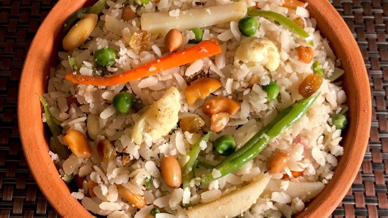 এর মধ্যে চিঁড়ে দিয়ে সামান্য় মিষ্টি মিশিয়ে দিন। নামানোর আগে সামান্য ঘি আর গরম মশলা ছড়িয়ে নিলেই তৈরি আপনার সকালের ব্রেকফাস্ট চিঁড়ের পোলাও। 