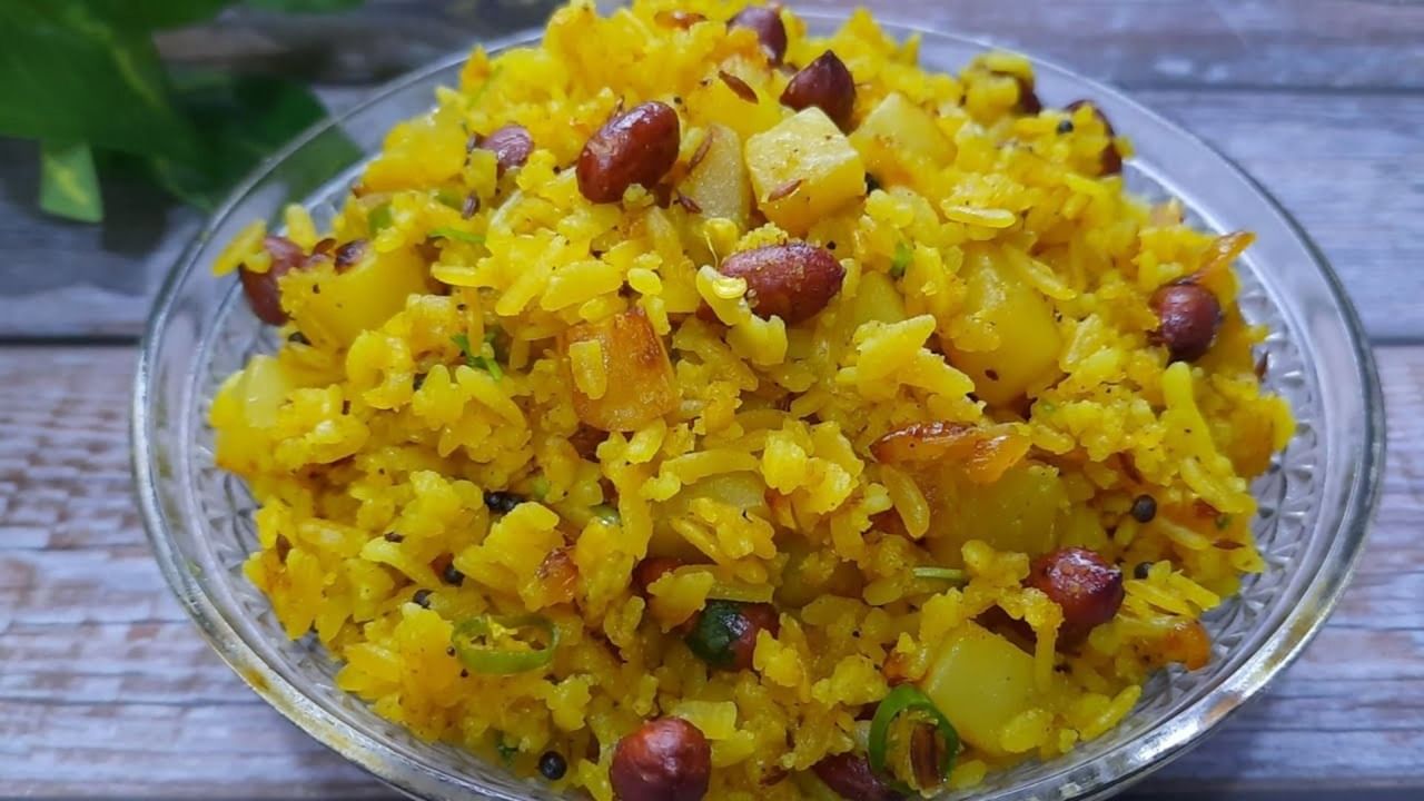 এবার এরপর এর মধ্যে লঙ্কার কুচি দিয়ে আলু, গাজর, ফুলকপি, বিনস, কিশমিশ আর সামান্য হলুদ দিয়ে ভেজে নিন। এবার তা ঢাকা দিয়ে ভাল করে সিদ্ধ করে নিন। মাঝে মাঝে ঢাকা খুলে দেখে নিতে হবে।