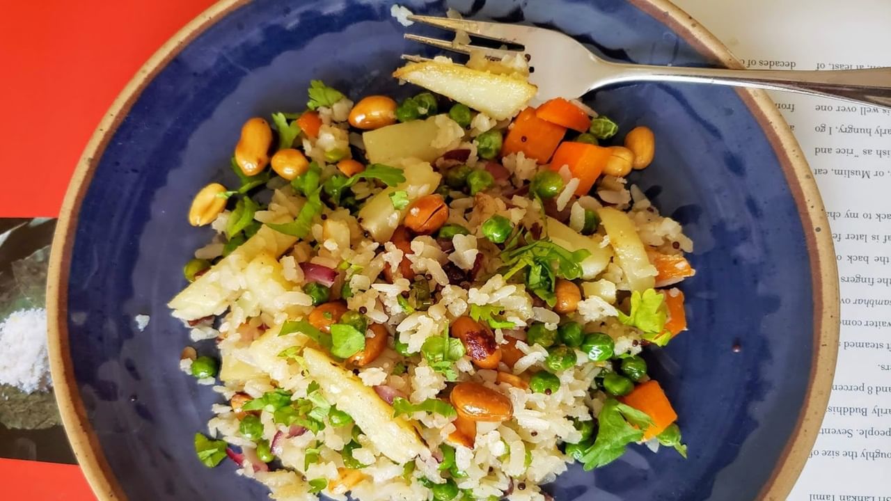 আদা মিহি করে কেটে নিন। বাদাম আগে থেকে ভেজে তুলে রাখুন।  কড়াইতে সাদা তেল আর ঘি দিয়ে ওর মধ্যে গোটা জিরে, দারুচিনি, লবঙ্গ দিয়ে নেড়ে পেঁয়াজের স্লাইস দিন।