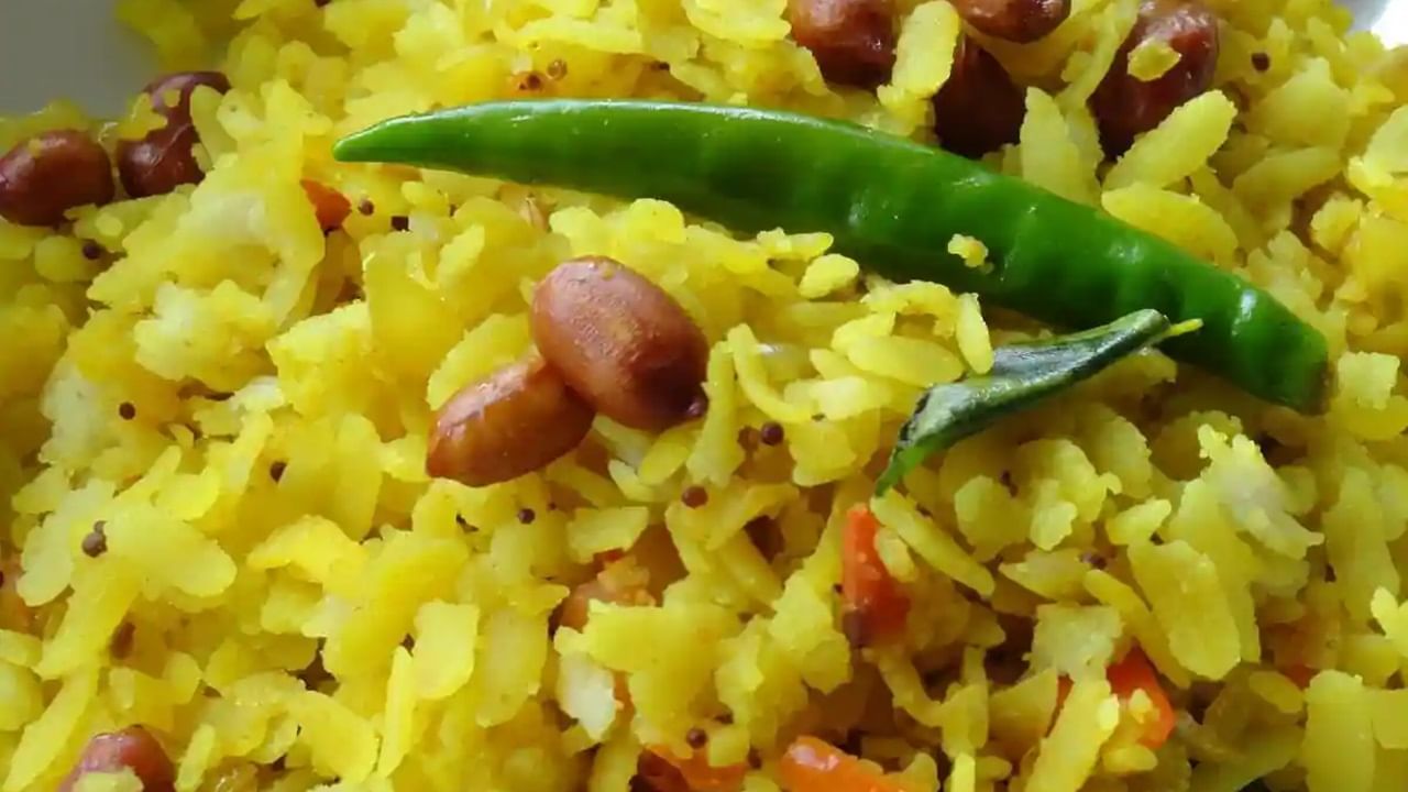 ধুয়ে খুব ভাল করে জল ঝরিয়ে নিতে হবে। এবার আলু এবং গাজর ছোট কিউব করে কেটে নিন। ফুলকপি কেটে নিন টুকরো টুকরো করে। পেঁয়াজও স্লাইস করে কাটুন। কাঁচা লঙ্কা ফালি করে নিন। 