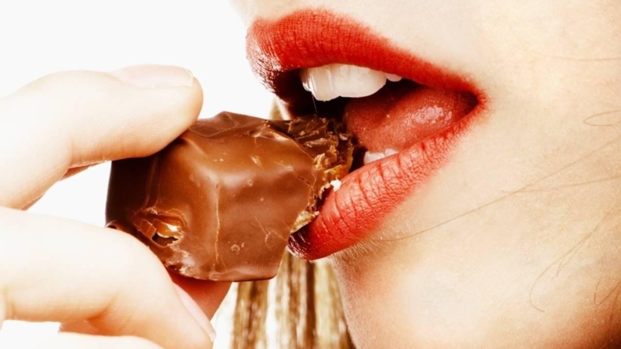 ওজন বাড়তে থাকলে আগেই চকোলেটকে ডায়েট চার্ট থেকে সরান। চকোলেটে থেকে হাই পটাশিয়াম। কিডনির অসুখও হতে পারে। তাই চকোলেট খাওয়া কমিয়ে ফেলুন একেবারে। তবেই কমবে ওজন।