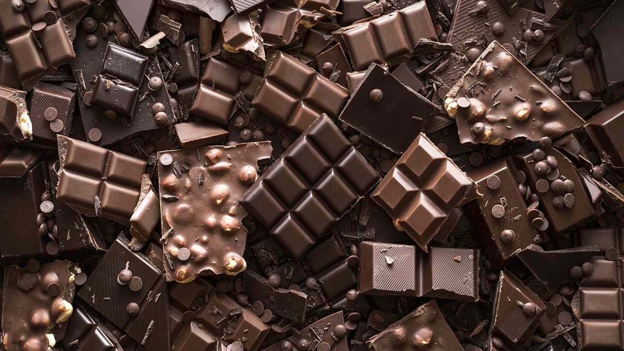 যে চকোলেট খেতে আপনি এত ভালবাসেন, সেই খাবারই আপনার শরীরের বিভিন্ন ক্ষতি ডেকে আনছে। সেই সঙ্গে আনছে মুখ ভর্তি ব্রণও। তার অন্যতম কারণ, দুধ ছাড়া চকোলেট হয় না। থাকে মাখনও। 