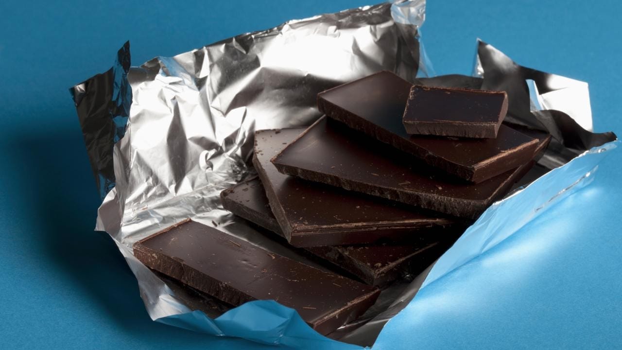 এছাড়াও অতিরিক্ত চকোলেট খেলে ডিহাইড্রেশনের সমস্য়াও হতে পারে। ক্যাফেইনের কারণে প্রস্রাবের সঙ্গে অতিরিক্ত লবণ বেড়িয়ে যায়। ফলে শরীরে দেখা দেয় ডিহাইড্রেশনের সমস্যা।