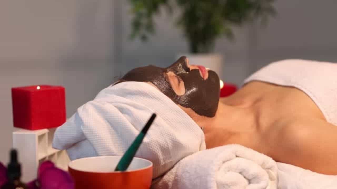 মাসে অন্তত একবার ফেসিয়াল করা দরকার। এতে ত্বকের রক্ত সঞ্চালন উন্নত হয়। পাশাপাশি ত্বকের জেল্লা বাড়ে। আর ফেসিয়ালে যদি চকোলেট থাকে, তাহলে পাবেন দ্বিগুণ উপকারিতা।