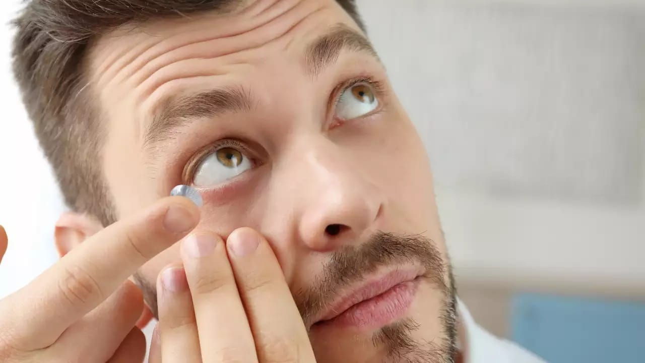 আর চোখকে সুস্থ রাখতে অক্সিজেনের দরকার। কনট্যাক্ট লেন্স চোখের অভ্যন্তরীণে অক্সিজেনে প্রবেশ করতে বাধা দেয়। ফলে কর্নিয়ায় অক্সিজেনের অভাব ঘটে। তাই দীর্ঘক্ষণ লেন্স না পরাই বাঞ্ছনীয়। 