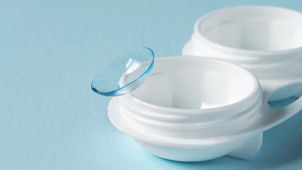 কালার কনট্যাক্ট লেন্স ব্যবহারের ক্ষেত্রে চোখের সৌন্দর্য অনেকটাই বেরে যায়, তা বলতেই পারেন। তবে কালার বা রেগুলার লেন্স ব্য়বহার করলেও এর রয়েছে কিছু পার্শ্ব-প্রতিক্রিয়া। সেগুলি একবার দেখে নিন।