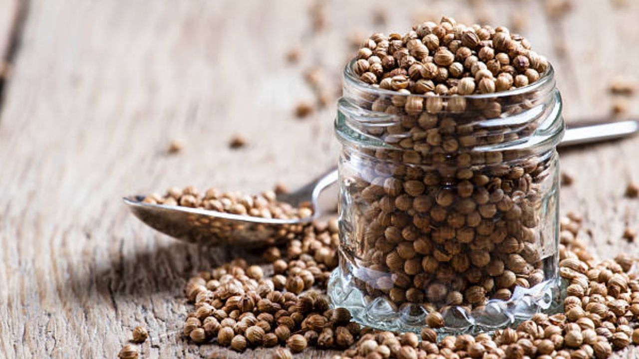 ধনে বীজে অ্যান্টি-ইনফ্লেমেটরি বৈশিষ্ট্য রয়েছে, যা আর্থাইটিসের সমস্যা থেকে মুক্তি দেয়। এছাড়া নিয়মিত ধনে বীজের জল খেলে হজমের সমস্যা কমে