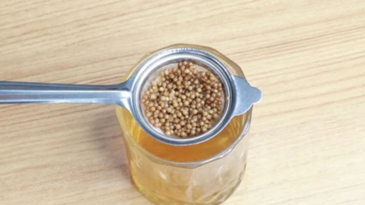 বিশেষজ্ঞরা জানাচ্ছেন, প্রস্রাবের সময় জ্বালা, যন্ত্রণা দূর করতে নিয়মিত কয়েকদিন ধনে ভেজানো জল খান। দেড় কাপ জলে ১ টেবিল চামচ ধনে বীজ দিয়ে সারা রাত ভিজিয়ে রাখুন। পরদিন সকালে সেটা খেয়ে নিন