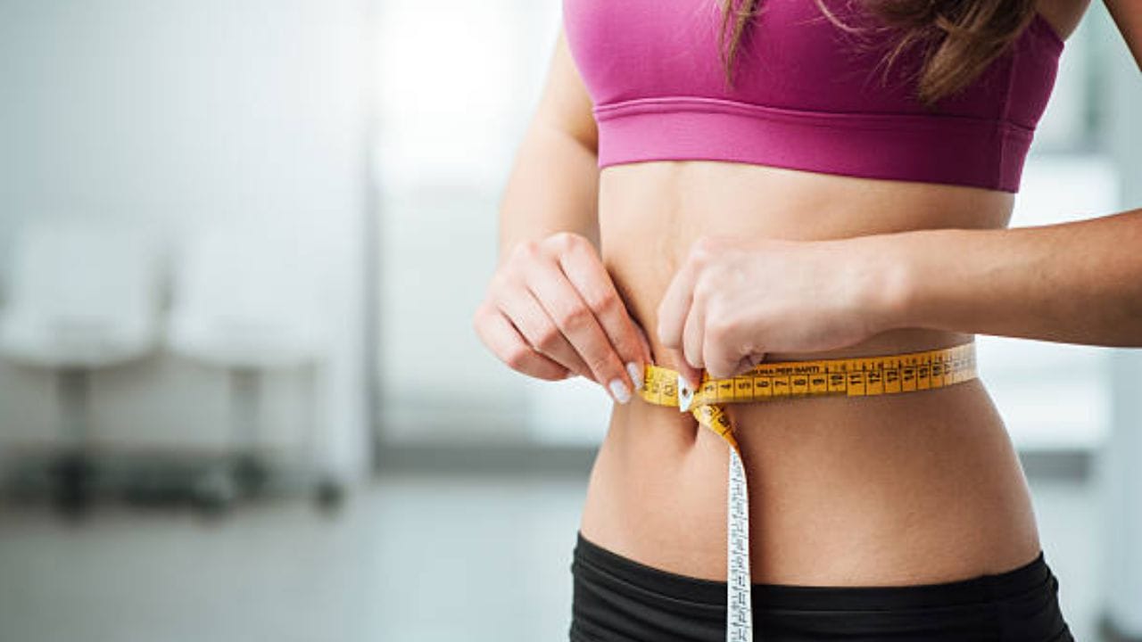 প্রতিদিন সকালে ধনে বীজের জল খেলে মেটাবলিজম বাড়ে। ফলে এটি ডিটক্স জল হিসাবে খেতে পারেন। প্রতিদিন সকালে খালি পেটে ধনে বীজের জল খেলে ওজন কমে