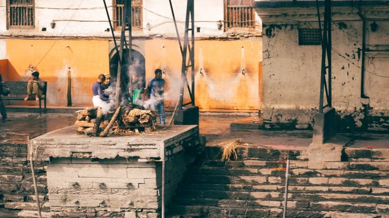 শ্মশানের চুল্লিতে উঠে বসলেন মৃত মহিলা! দেখে অবাক সকলে