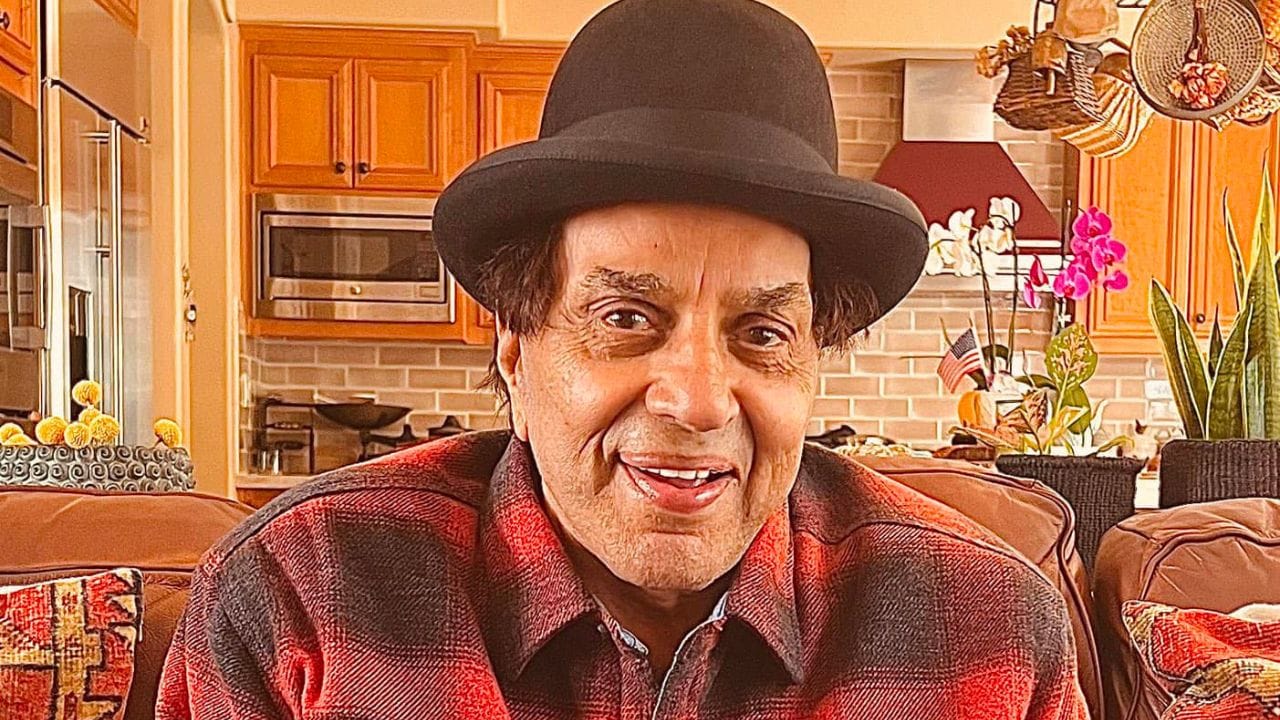 জানিয়েছিলেন, শুটিংয়ের তিন প্রযোজকের কথা। বলেছিলেন, "তিনটে কেবিন ছিল সেই শুটিংয়ে। সেই তিনটে কেবিনে তিনজন প্রযোজক বসতেন। তাঁকে বসতে দেওয়া হয় মাঝের কেবিনে। প্রত্যেক প্রযোজক এসে তাঁর পকেটে ১৭ টাকা গুঁজে দিয়েছিলেন।" 