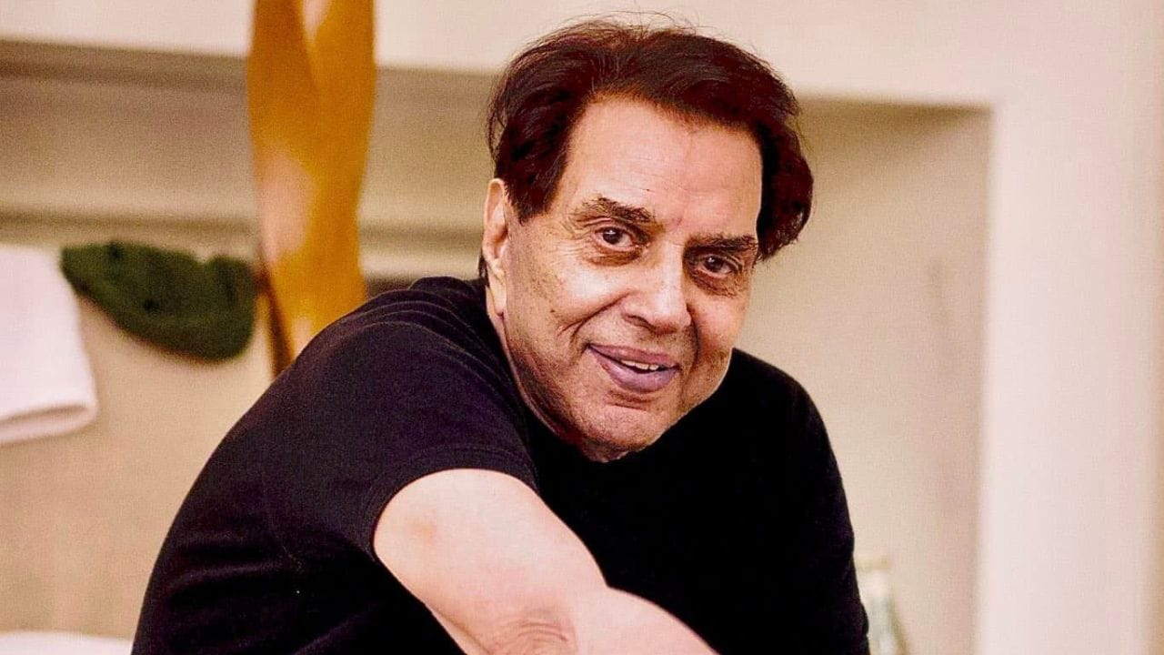 শুনতে চোখ কপালে উঠতে পারে আপনার। মাত্র ৫১ টাকা পারিশ্রমিক পেয়েছিলেন অভিনেতা। সেই রিয়্যালিটি শোয়ের মঞ্চে এসে সেই কথাই জানিয়েছেন ধর্মেন্দ্র। 