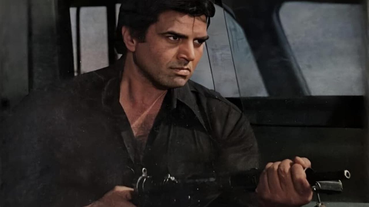 কেবল তিনি নন, তাঁর পরিবারের আরও অনেকেই অভিনয় পেশার সঙ্গে যুক্ত। ধর্মেন্দ্রর দুই পুত্র--সানি দেওল এবং ববি দেওল অভিনেতা। ধর্মেন্দ্রর দ্বিতীয় স্ত্রী হেমা মালিনী বলিউডের সু-অভিনেত্রী এবং 'ড্রিম গার্ল'। হেমা ধর্মেন্দ্র জেষ্ঠ্য কন্যা এষাও অভিনেত্রী। 