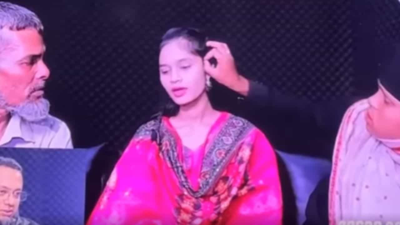 মেয়ের উকুন মারতেই হবে! লাইভ শোয়ে এসে মায়ের কাণ্ড তুমুল ভাইরাল মেয়ের উকুন মারতেই হবে! লাইভ শোয়ে এসে মায়ের কাণ্ড তুমুল ভাইরাল