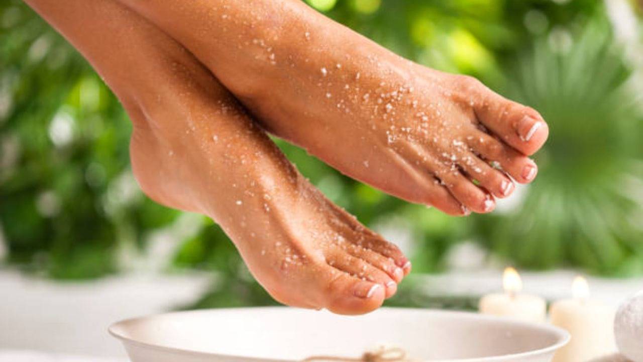 পেডিকিওরের খরচ বাঁচিয়ে বাড়িতে বানান ফুট স্ক্রাব, নরম তুলতুলে পা পাবেন ৫ মিনিটে