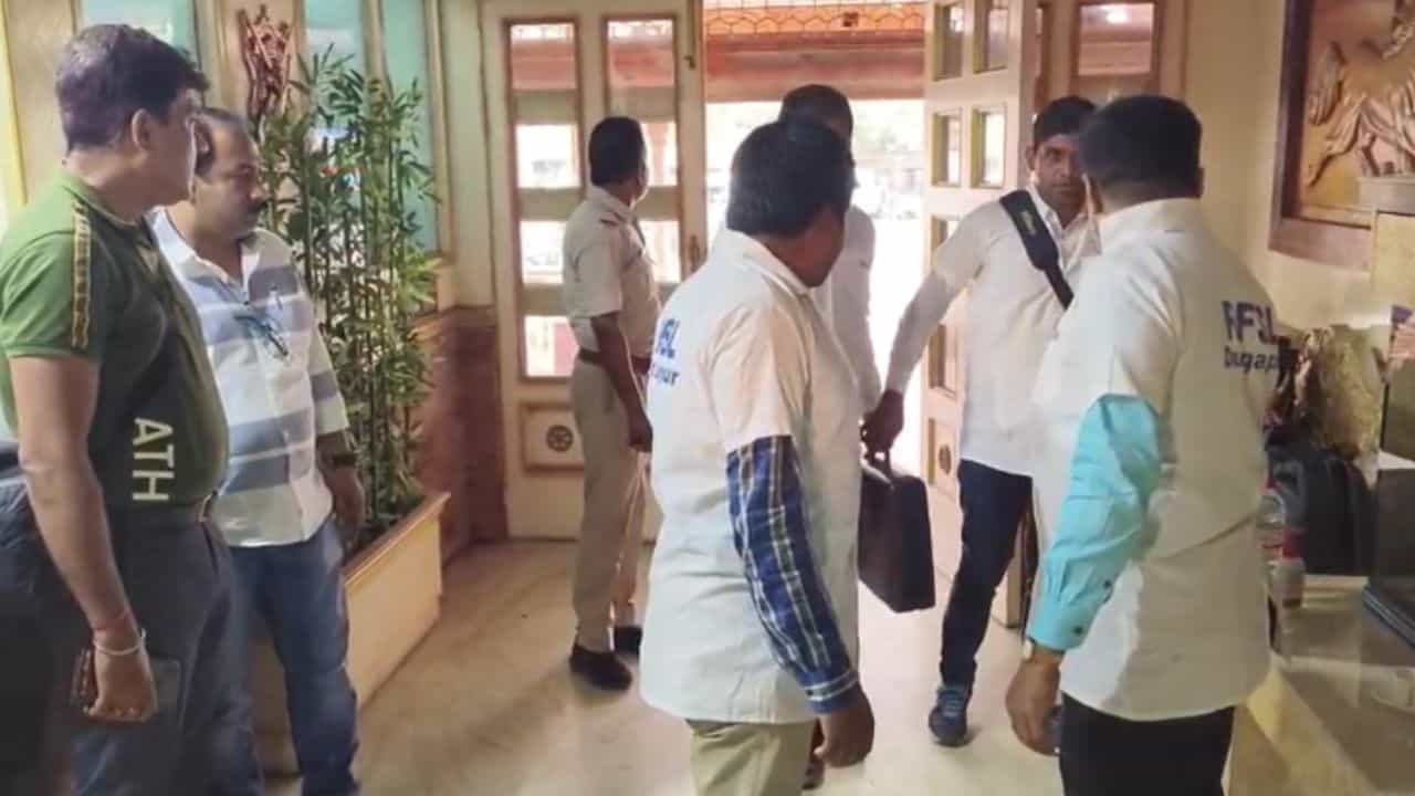 Asansol: যুবকের গুলিবিদ্ধ দেহ উদ্ধার, হোটেলে এল ফরেনসিক টিম Asansol: যুবকের গুলিবিদ্ধ দেহ উদ্ধার, হোটেলে এল ফরেনসিক টিম