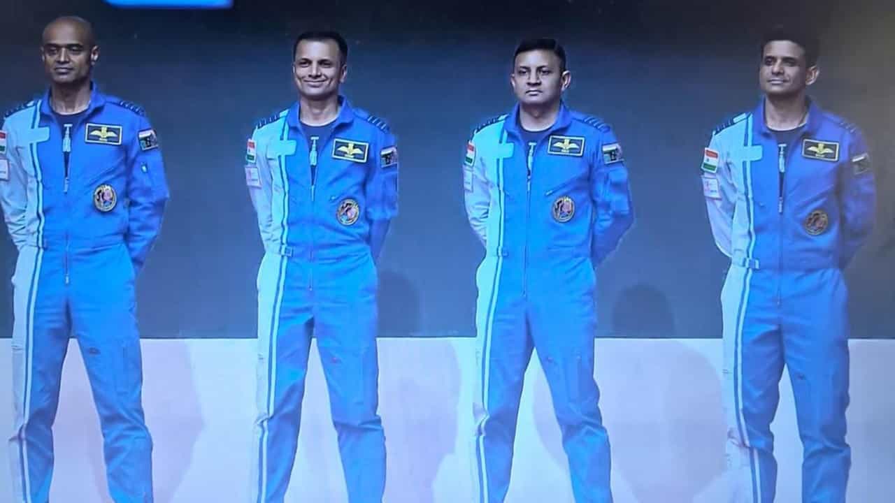 'গগনযান' নিয়ে মহাশূন্যে উড়বেন ভারতের এই 4 নভোচারী, নাম ঘোষণা করলেন স্বয়ং প্রধানমন্ত্রী 'গগনযান' নিয়ে মহাশূন্যে উড়বেন ভারতের এই 4 নভোচারী, নাম ঘোষণা করলেন স্বয়ং প্রধানমন্ত্রী