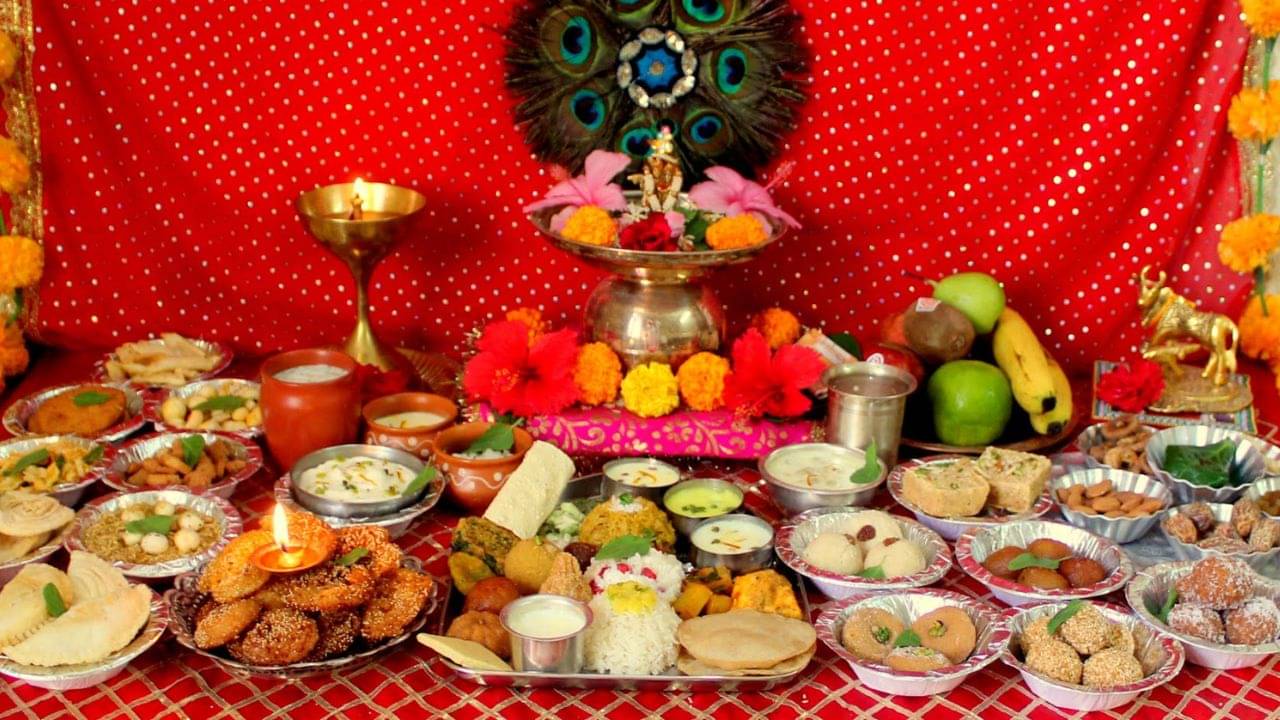 Gopal Bhog: গোপালকে ভোগ হিসেবে বিস্কুট-নোনতা অর্পণ করা যায় কি? সত্যিটা জানুন