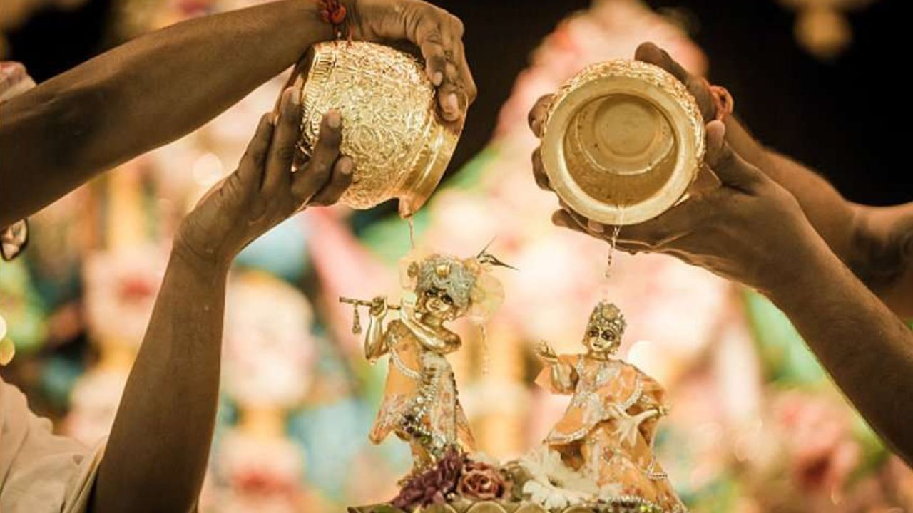 বিশুদ্ধ জল বা গঙ্গা জল দিয়ে লাড্ডু গোপালকে স্নান করানো উচিচ। তারপর জলের মধ্যে তুলসী পাতা যোগ করুন। সেই সঙ্গে কেশর বা জাফরন মিশিয়ে দুধ দিয়ে লাড্ডু গোপালকে স্নান করানো উচিত। 