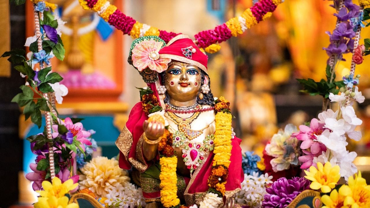 স্নান ও পোশাক পরানোর পর লাড্ডু গোপালের গায়ে সুগন্ধী লাগিয়ে দেওয়া উচিত। এছাড়া সারা শরীরে গোপী চন্দনের পেস্ট লাগিয়ে দিতে পারেন। 