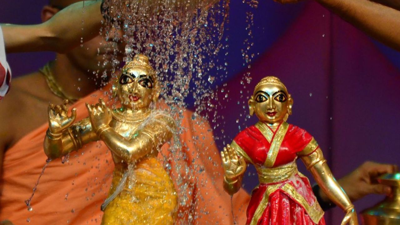 তারপর পঞ্চামৃত দিয়ে স্নান করালে কৃষ্ণের আশীর্বাদ পাওয়া যায়। স্নান করানো হলে, শুকনো কাপড় দিয়ে গোটা শরীর মুছিয়ে দেওয়া উচিত। নতুন ও পরিষ্কার পোশাক পরিয়ে দিতে হবে। 