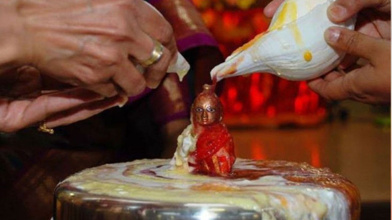 ব্রহ্ম মুহুর্তে ঘুম থেকে উঠে স্নান করে পরিষ্কার বস্ত্র পরিধান করুন। এরপরে, ভগবান শ্রীকৃষ্ণের নাম জপে ধ্যান করা উচিত। তারমন আচমন করে পুজো শুরু করা উচিত। 