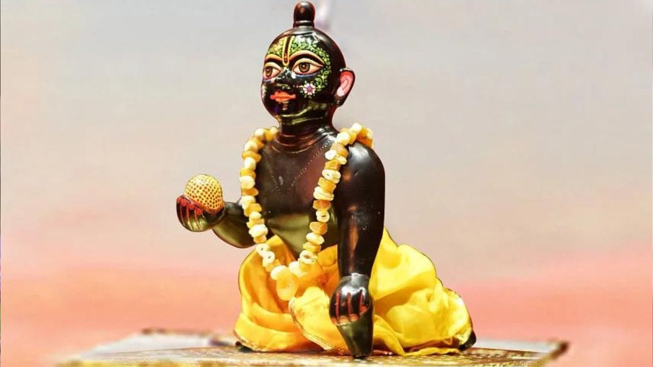 গোপা চন্দন না থাকলে, গোটা শরীরে হলুদ লেপেও দিতে পারেন। এরপর তিলক হিসেবে হলুদ বা চন্দনের তিলক লাগিয়ে দিতে পারেন। 