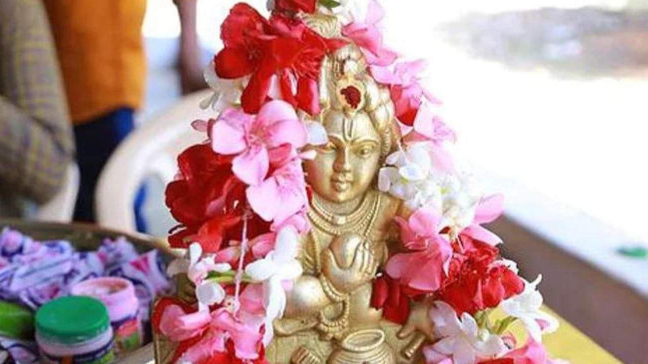 সনাতন ধর্মে প্রতিটি মাসেরই রয়েছে নিজস্ব গুণ ও গুরুত্ব। আর বাংলায় প্রবাদ রয়েছে, বারো মাসে তেরো পার্বণ। তাই প্রত্যেক মাসে কিছু না কিছু উত্‍সব লেগেই রয়েছে। 