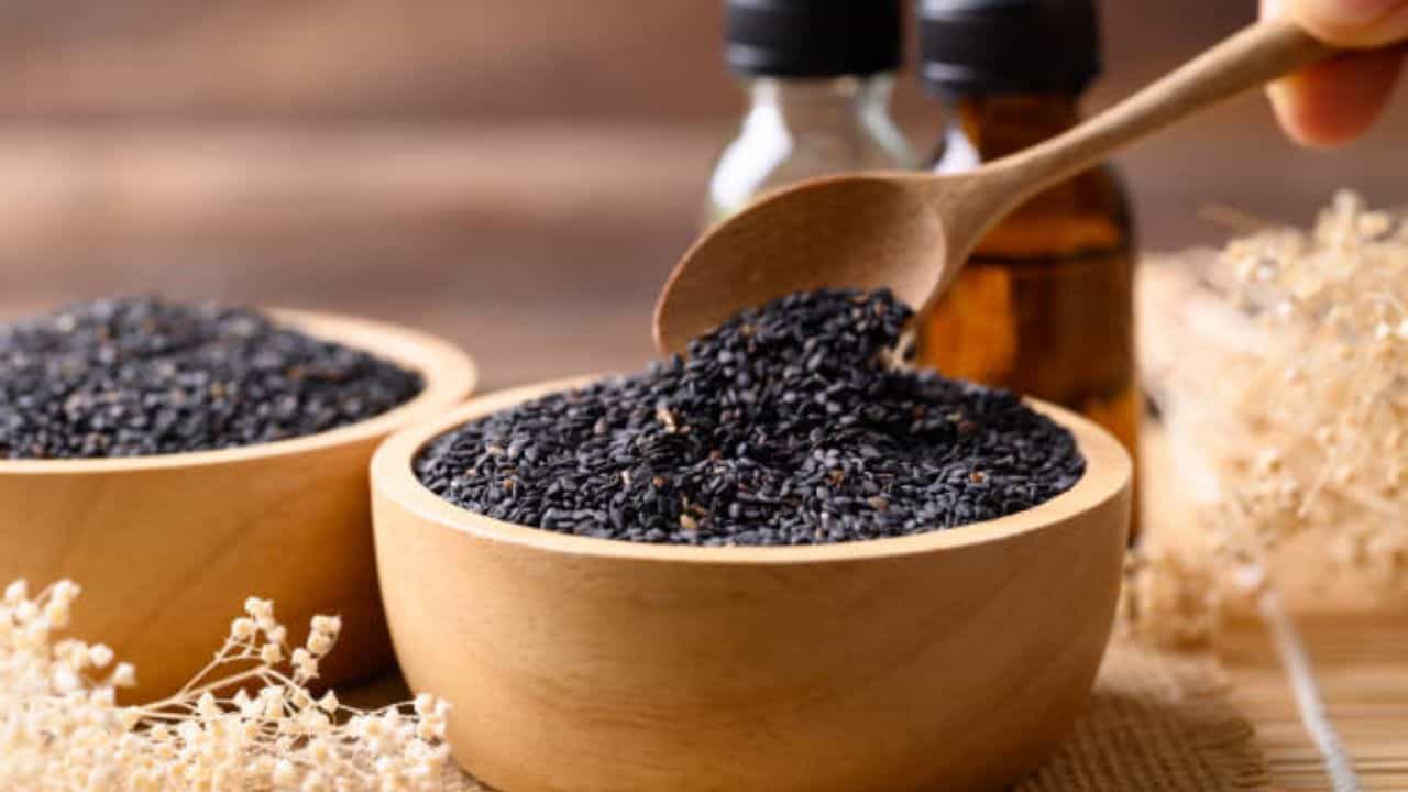 খাবার গার্নিজ করার হোক বা পুষ্টিগুণ বাড়ানোর হোক, তিলের দানার ব্যবহার অনেক। কালো হোক সাদা, রান্নাতেই তিলের কদর বেশি। কিন্তু রূপচর্চাতেও তিলের ব্যবহার রয়েছে।
