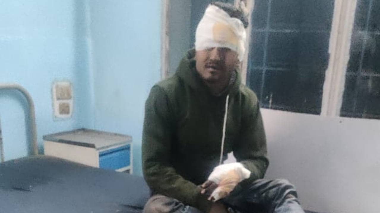 Road Accident: পাথরবোঝাই লরিতে পিকআপ ভ্যানের ধাক্কা! মৃত ২ ব্যবসায়ী, আহত ৮