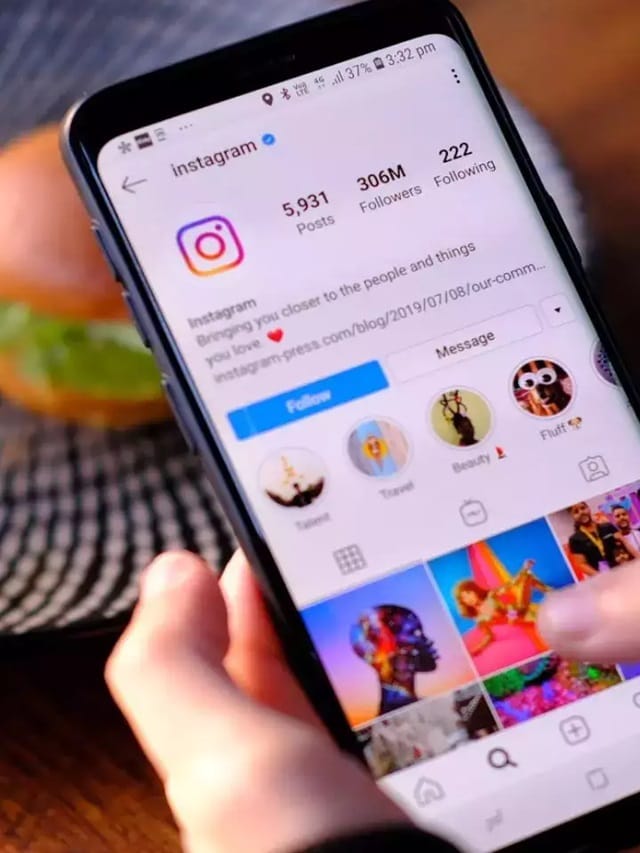 Instagram-এ নামের পাশে ব্লু টিক চান?