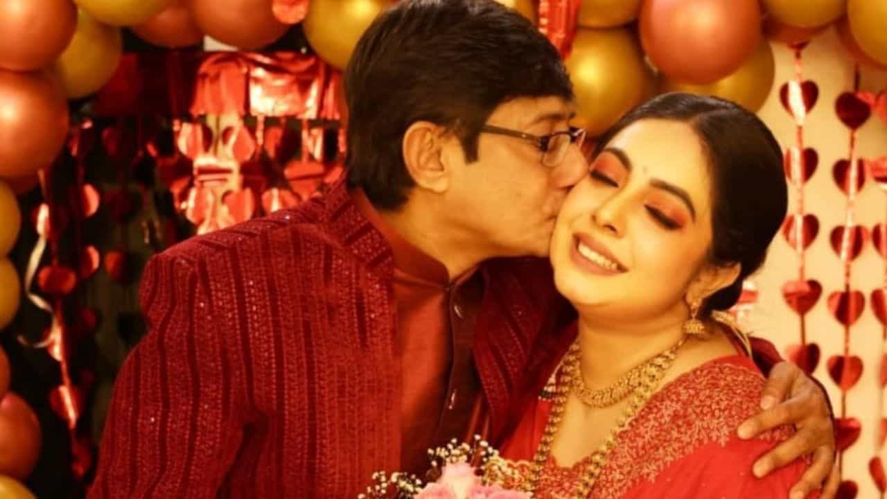 অবশেষে নীরবতা ভাঙলেন কাঞ্চন, নতুন বউকে জড়িয়ে বললেন... অবশেষে নীরবতা ভাঙলেন কাঞ্চন, নতুন বউকে জড়িয়ে বললেন...