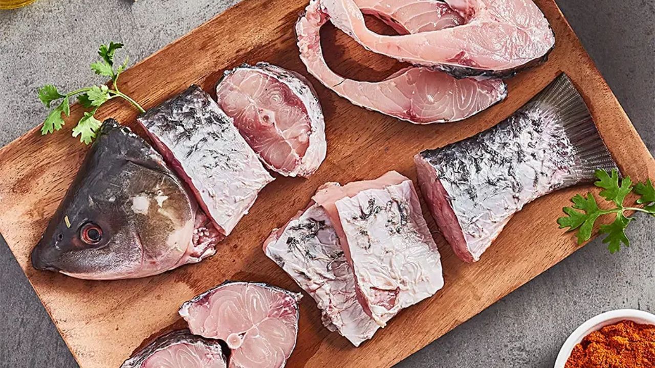 মাছে-ভাতে বাঙালি। আর মাছ যেভাবেই বাঙালিকে দেওয়া হোক না কেন চেটে পুটে খেয়ে নেবে। গরম ভাতে একটু মাছভাজা, ঘি আর লঙ্কা হলে মন্দ হয় না। অন্যদিকে টমেটো দিয়ে মাছের ঝোল, কালোজিরে-বেগুনের ঝোল খেতেও মন্দ লাগে না